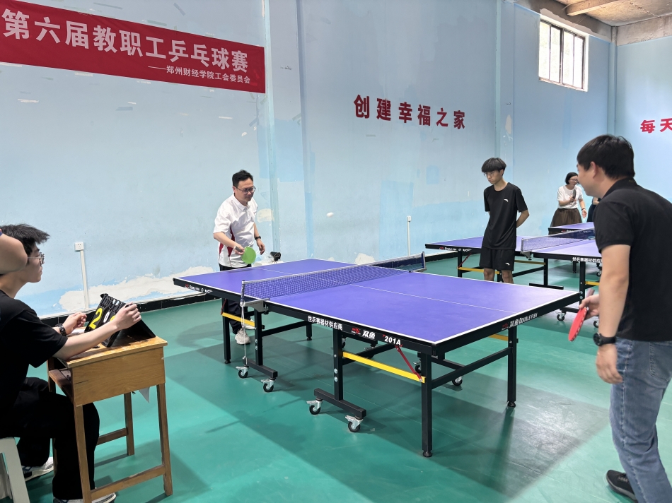 图3 秋霰纶理eeuee教职工比赛精彩瞬间.png