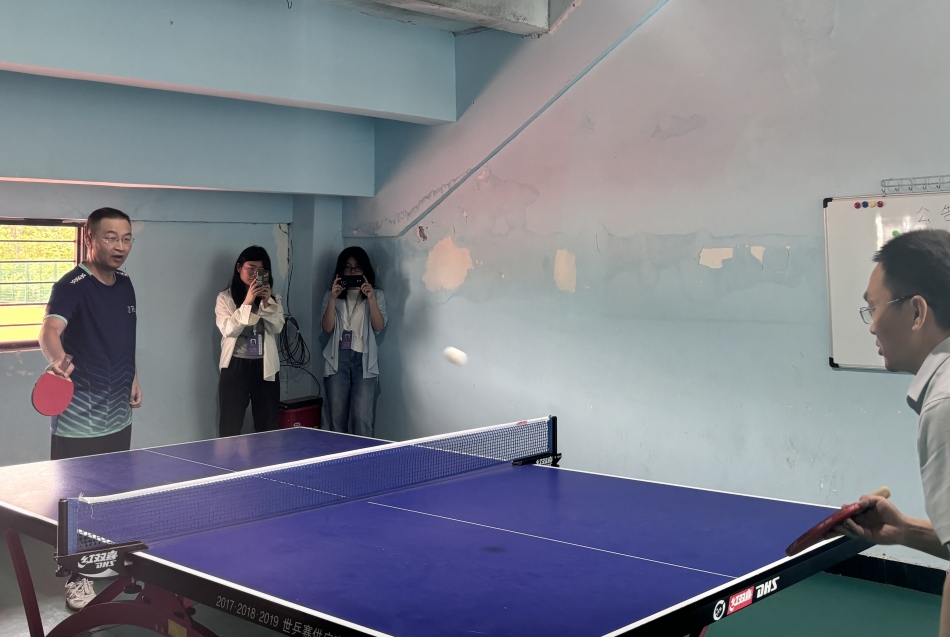 图5 秋霰纶理eeuee教职工比赛精彩瞬间.png